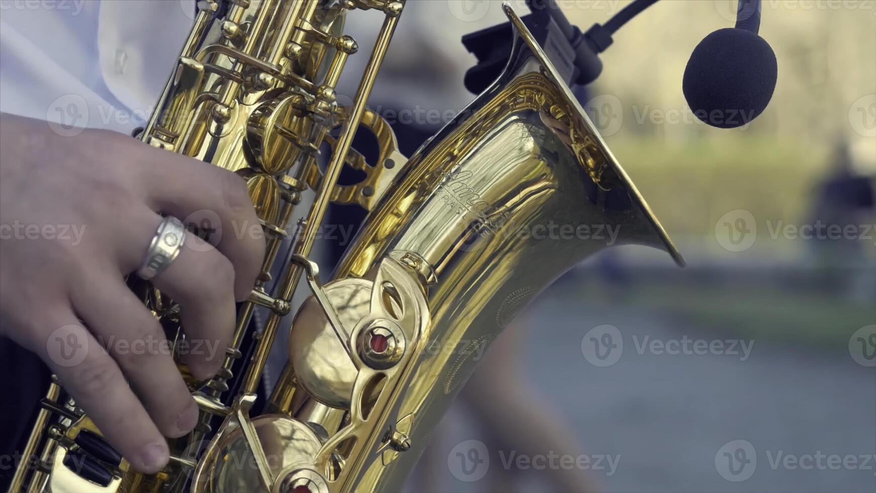 Jeune homme avec saxophone à l'extérieur près le vieux peint mur. Jeune expressif musicien en jouant le saxophone. art et musique. le jazz la musique photo