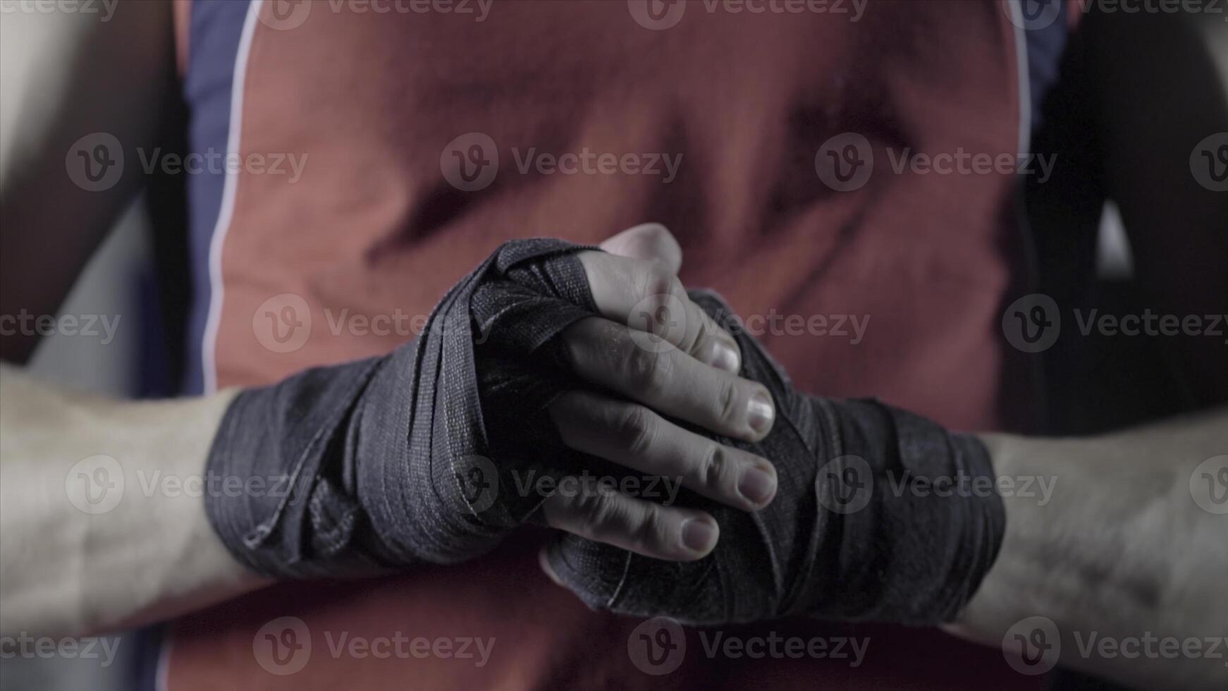 homme fléchissement le sien les poings avant une lutte. fermer de une Jeune thaïlandais boxeur mains chanvre Cordes sont enveloppé avant le bats toi ou formation photo