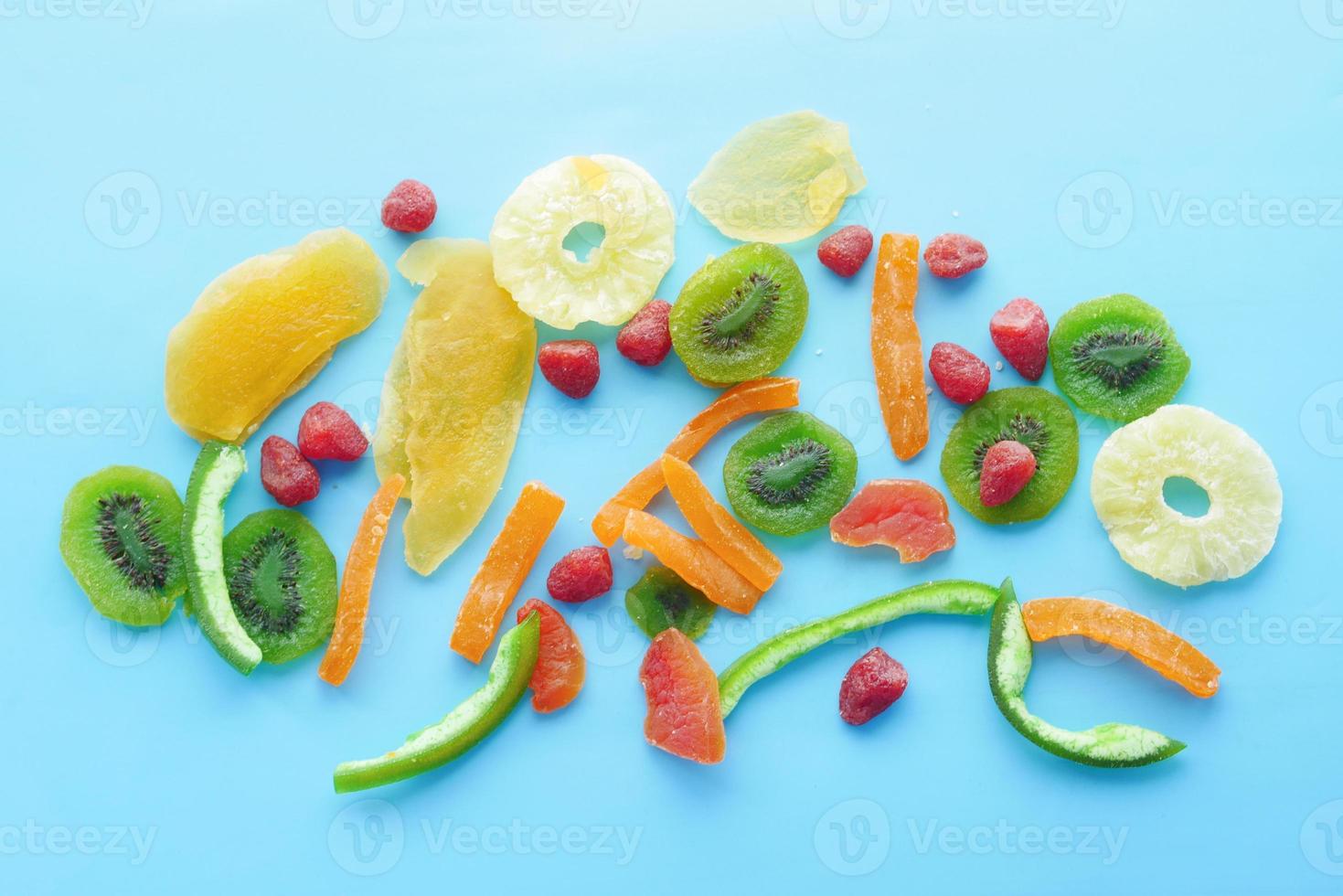 fruits secs et baies sur fond bleu photo