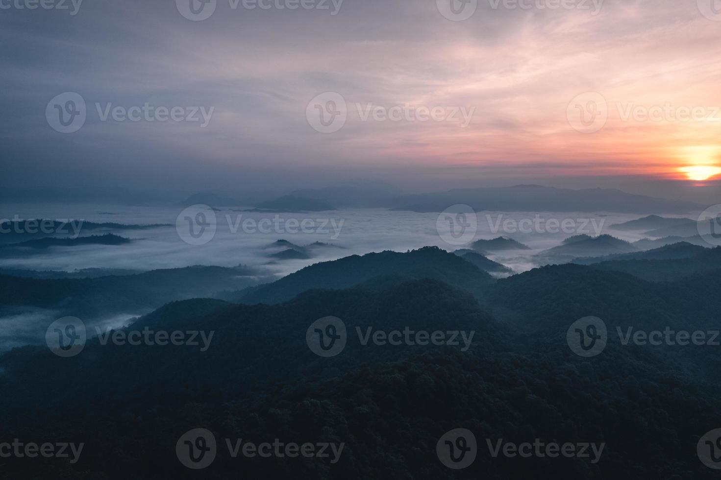 montagnes et lever de soleil le matin photo