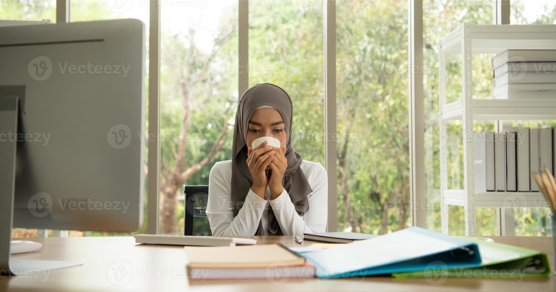 femme d'affaires arabe portant le hijab travaille au bureau photo