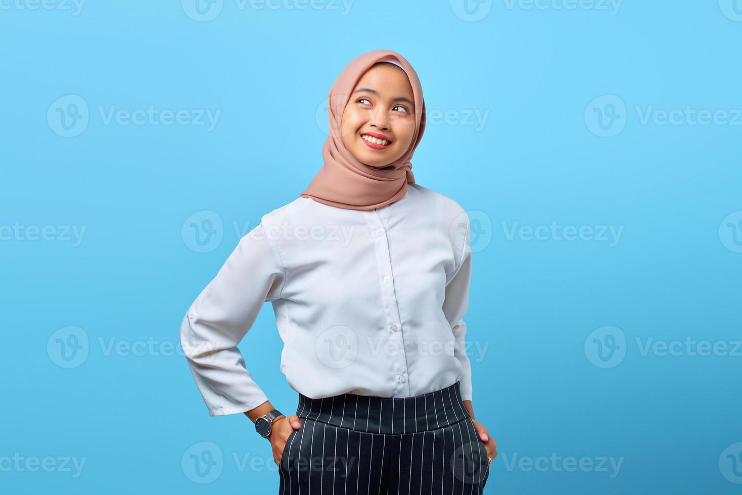 portrait de charmante jeune femme asiatique avec bonne humeur sur fond bleu photo