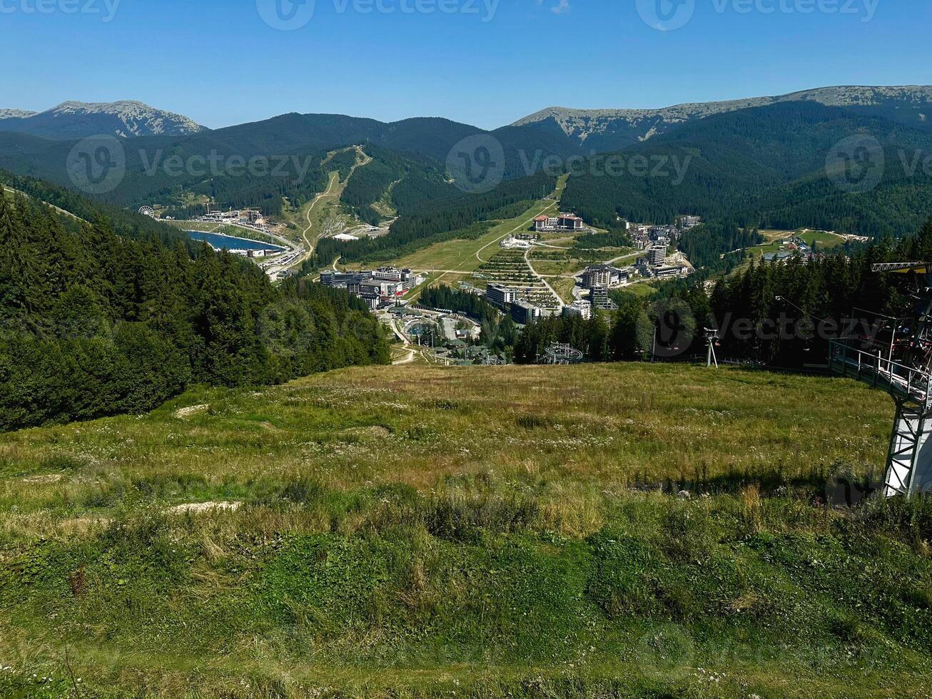 été aérien vue de montagnes ski station balnéaire, village dans le montagnes, la nature beauté. chalets à une ski recours avec clair ensoleillé temps et Montagne vues photo