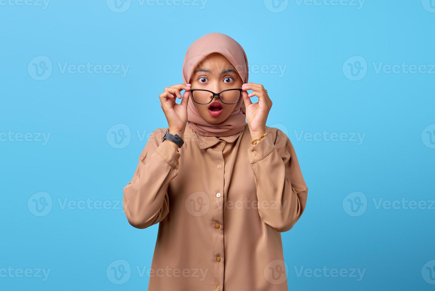 portrait de jeune femme asiatique choquée bouche ouverte écouter de bonnes nouvelles photo