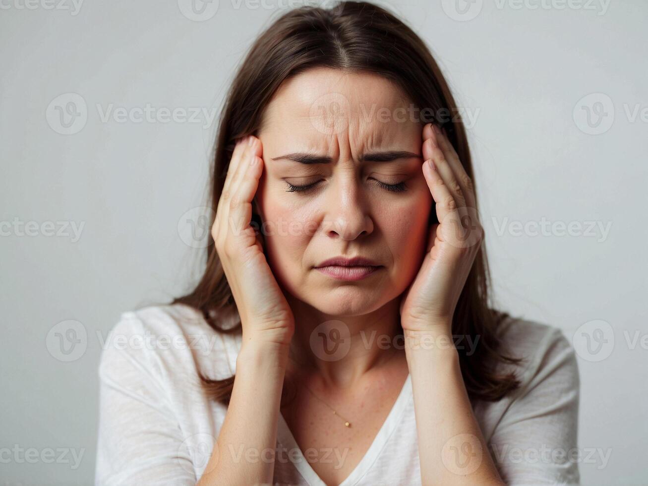 ai généré femme avec migraine mal de crâne en portant sa tête dans douleur photo