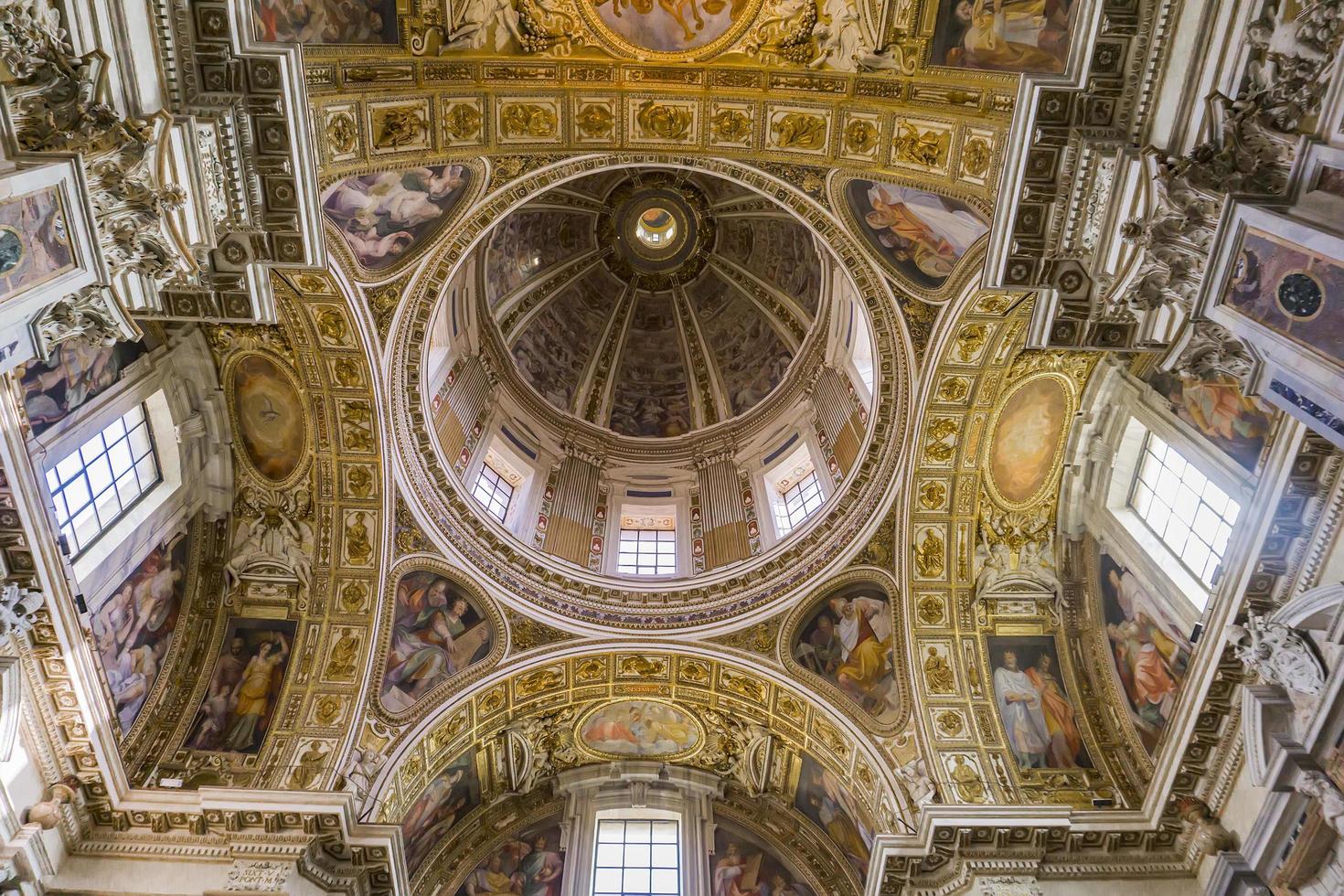 Rome, Italie, 24 septembre 2018 - fresques du dôme de la chapelle pauline à l'église de santa maria maggiore à rome, italie. c'est une basilique majeure papale et la plus grande église catholique mariale de rome photo