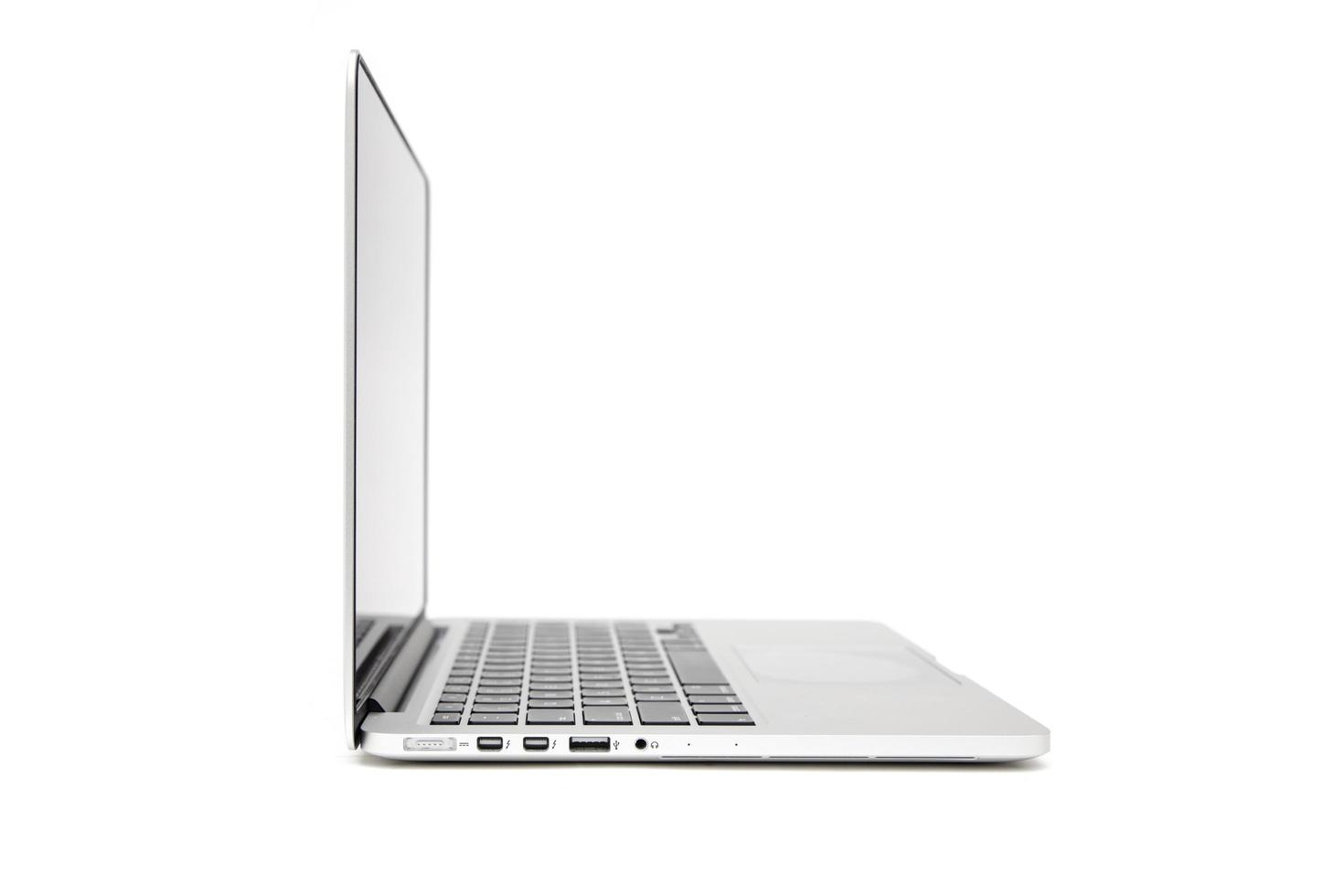 Belgrade, Serbie, 3 mars 2017 - ordinateur macbook isolé sur blanc. le macbook est une marque d'ordinateurs portables fabriqués par apple inc. photo