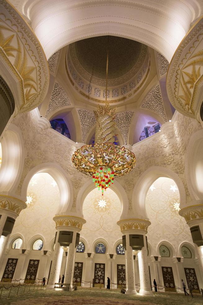 abu dhabi, eau, 4 mai 2015 - intérieur de la mosquée sheikh zayed à abu dhabi. mosquée a été conçue par yusef abdelki et ouverte à 2007. photo