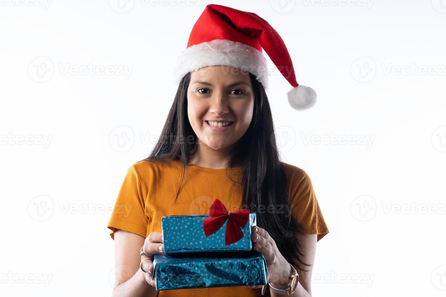 jeune jolie femme tenant des boîtes de cadeaux. fond blanc photo