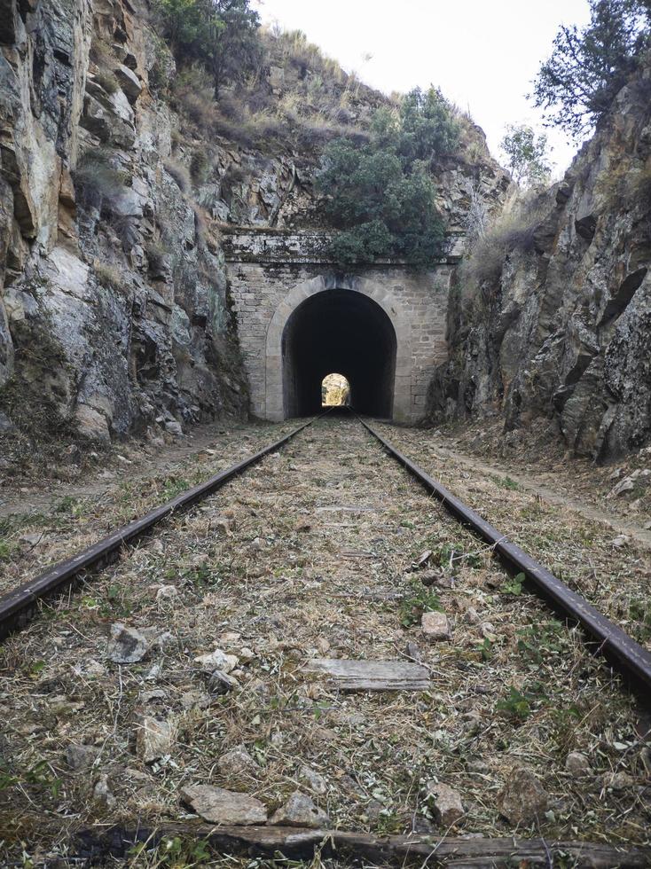 ancien tunnel ferroviaire à travers les montagnes photo