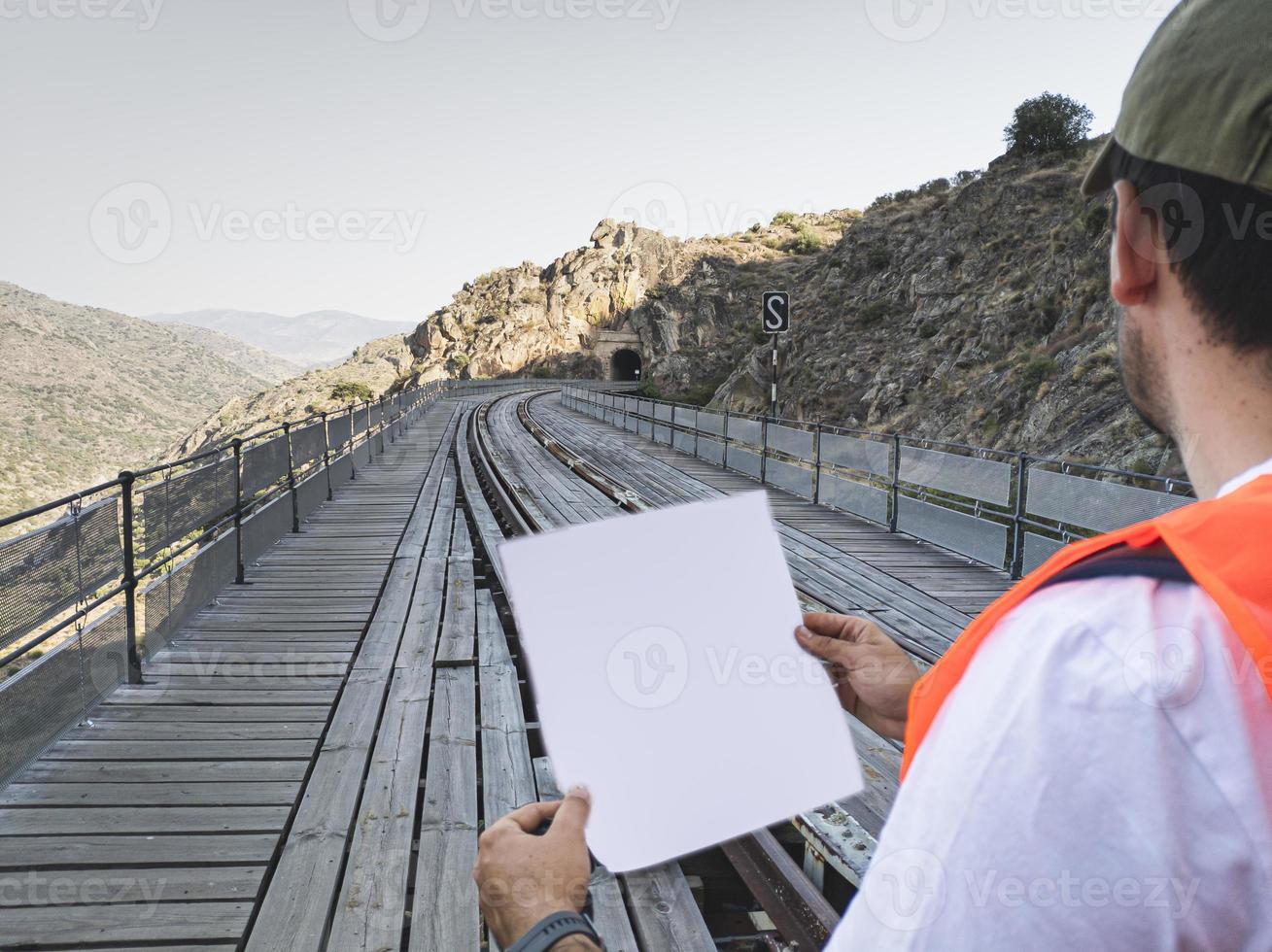 homme de maquette regardant la carte dans le pont avant photo