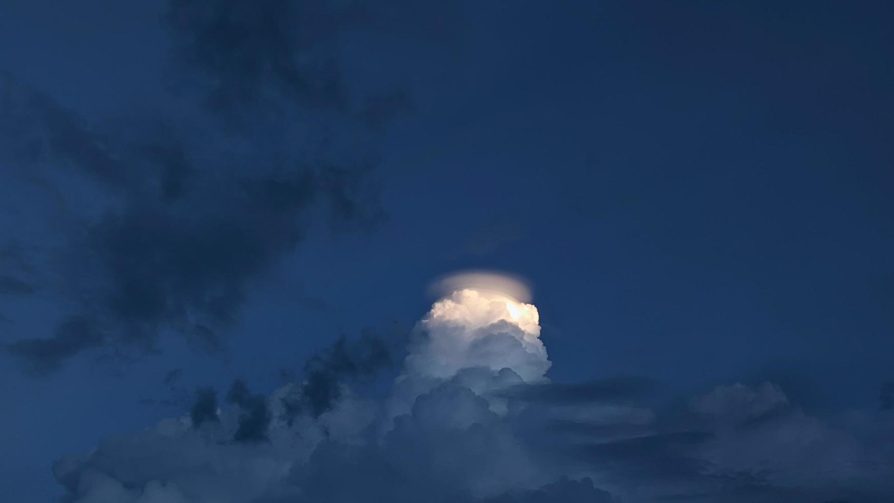 coucher de soleil sur le ciel bleu. ciel bleu avec quelques nuages. nuages de ciel bleu, ciel d'été, ciel bleu nuageux photo