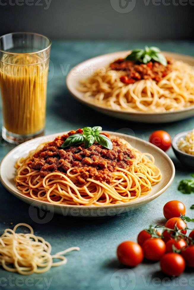 ai généré deux assiettes de spaghetti et une verre de tomate jus photo