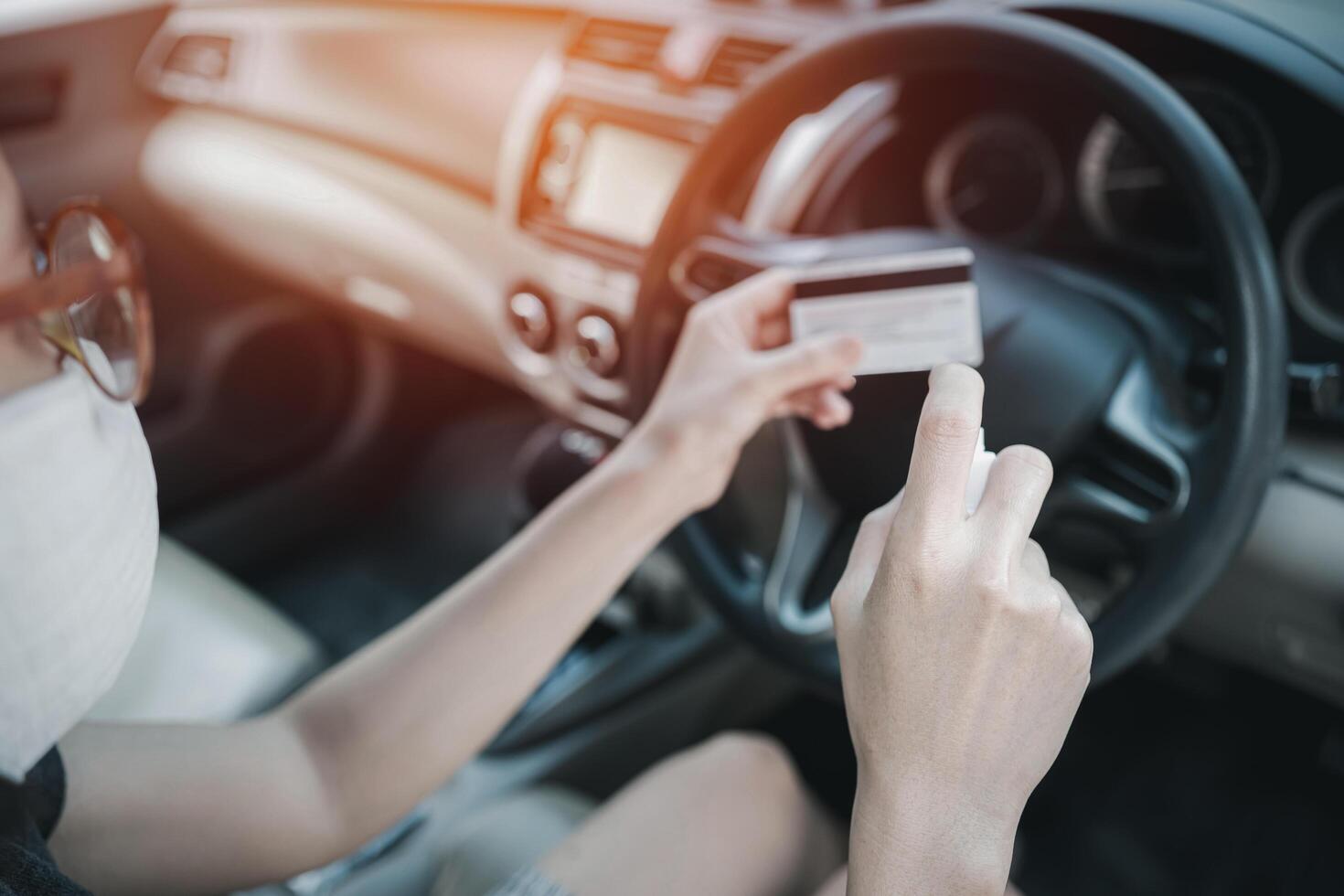 main femmes utilisation pulvérisation de l'alcool avec Express façon carte protection virus concept,contamination de germes ou les bactéries sur surfaces cette sont souvent toucher et dans côté voiture Contexte photo