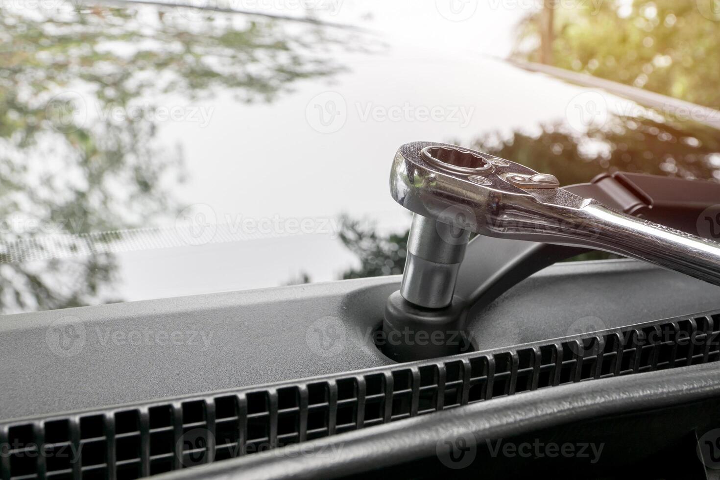 proche en haut bloquer clé sur le essuie-glaces de voiture technicien retirer et régler concept pour écrou fermer à clé photo