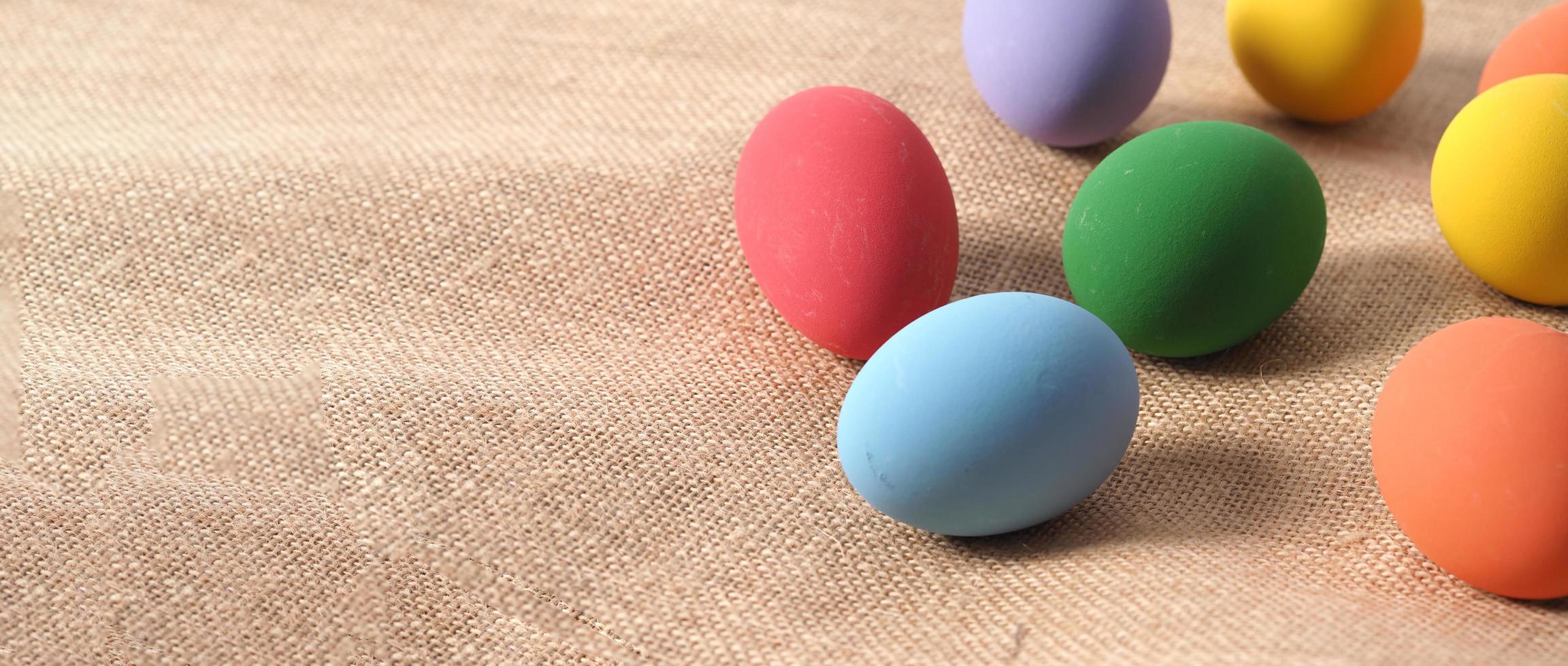 oeufs de pâques ou oeuf de couleur. multicolore des oeufs de pâques photo