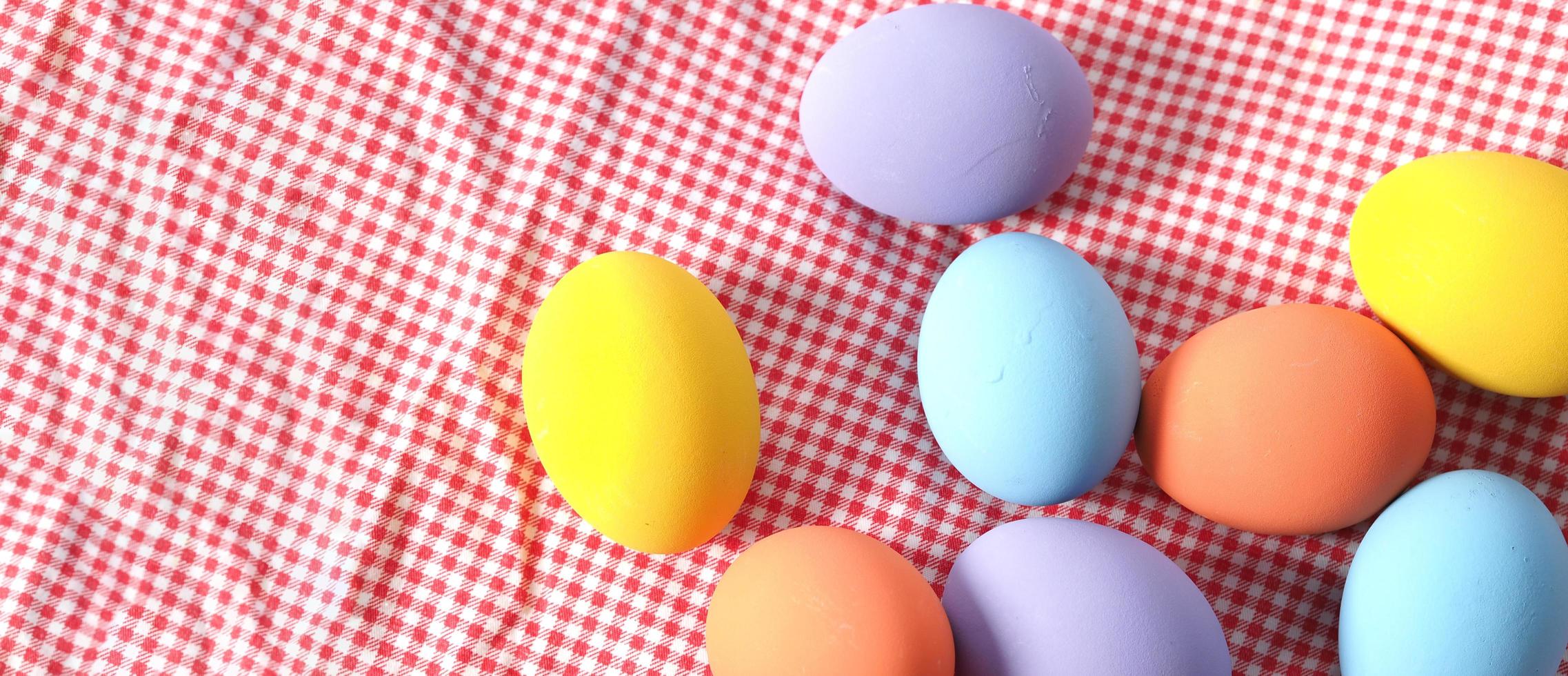 oeufs de pâques ou oeuf de couleur. multicolore des oeufs de pâques photo