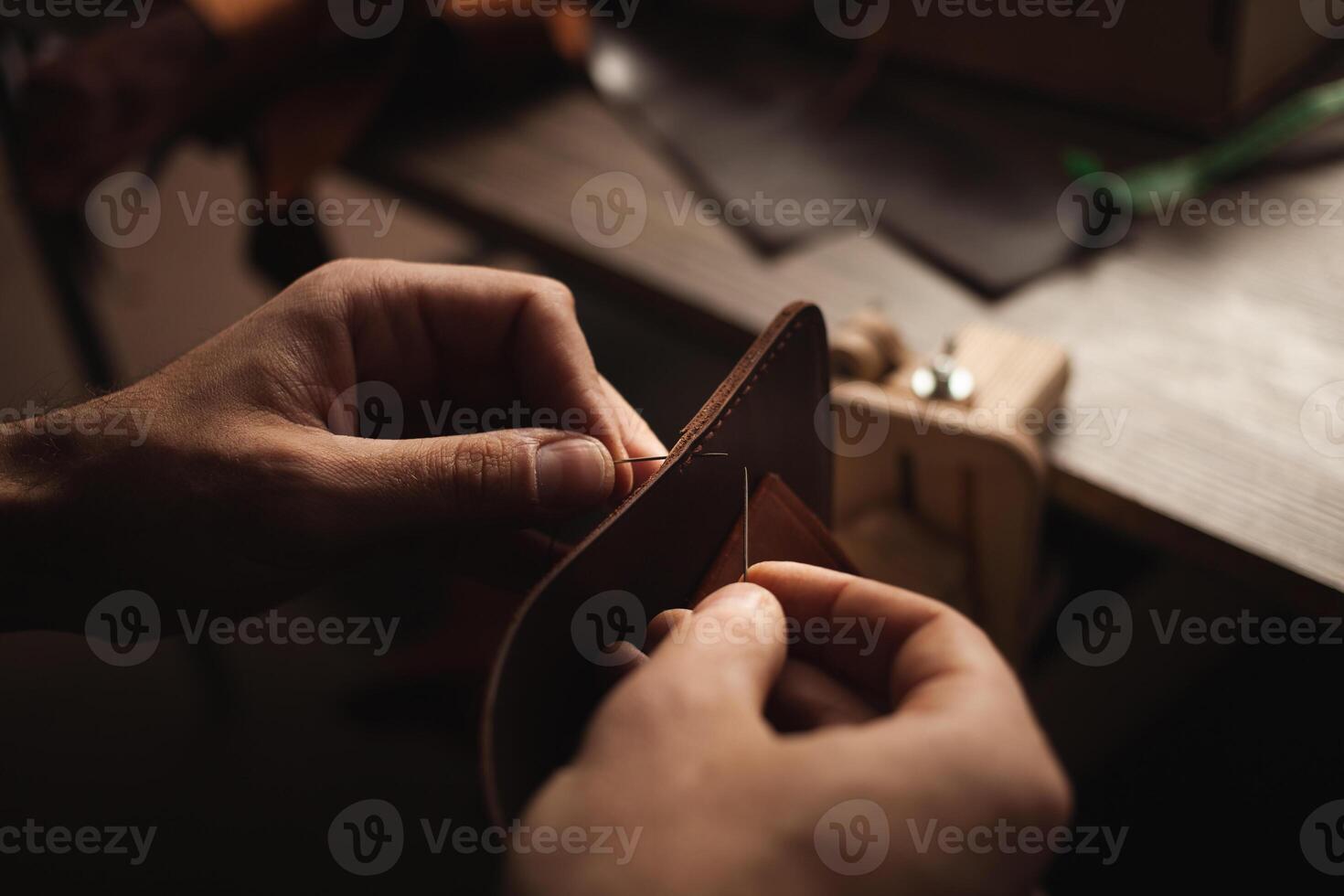 tanneur travaux avec cuir, petit entreprise, production. photo