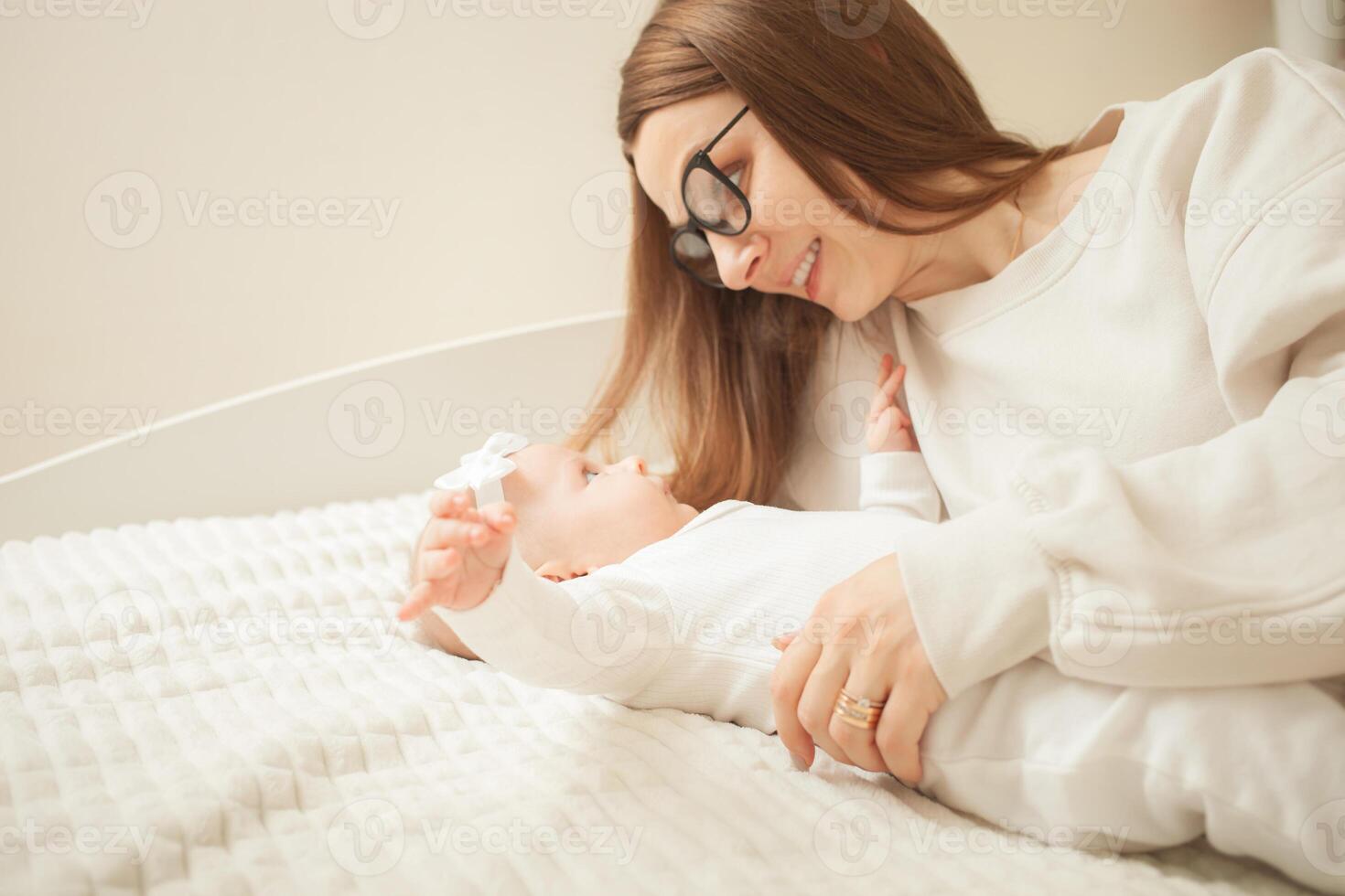 mère pièces avec nouveau née bébé photo