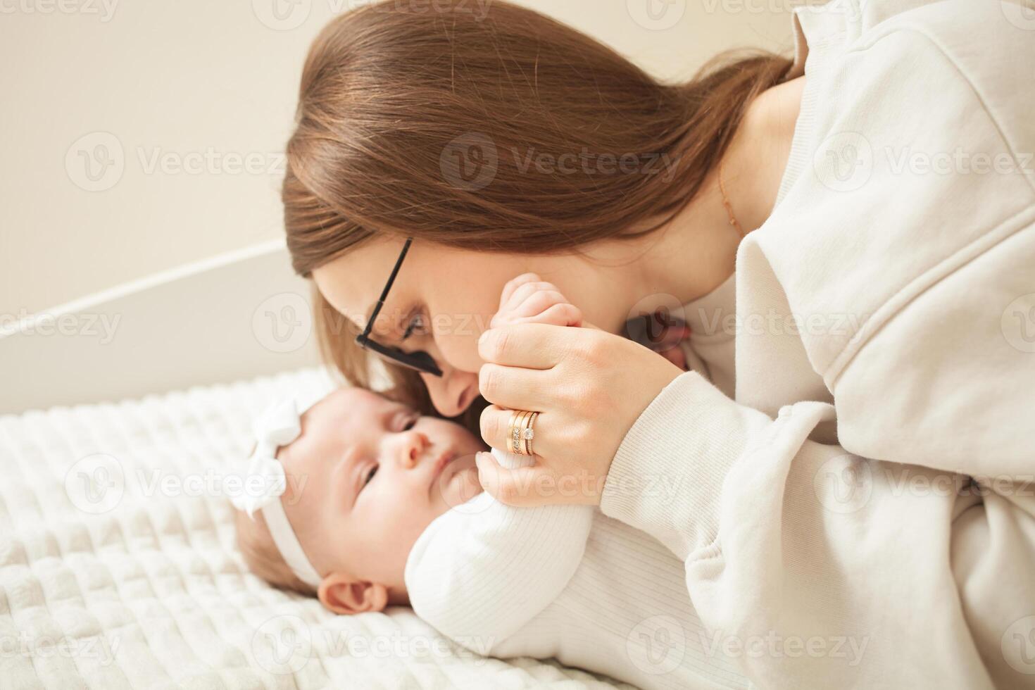 mère pièces avec nouveau née bébé photo