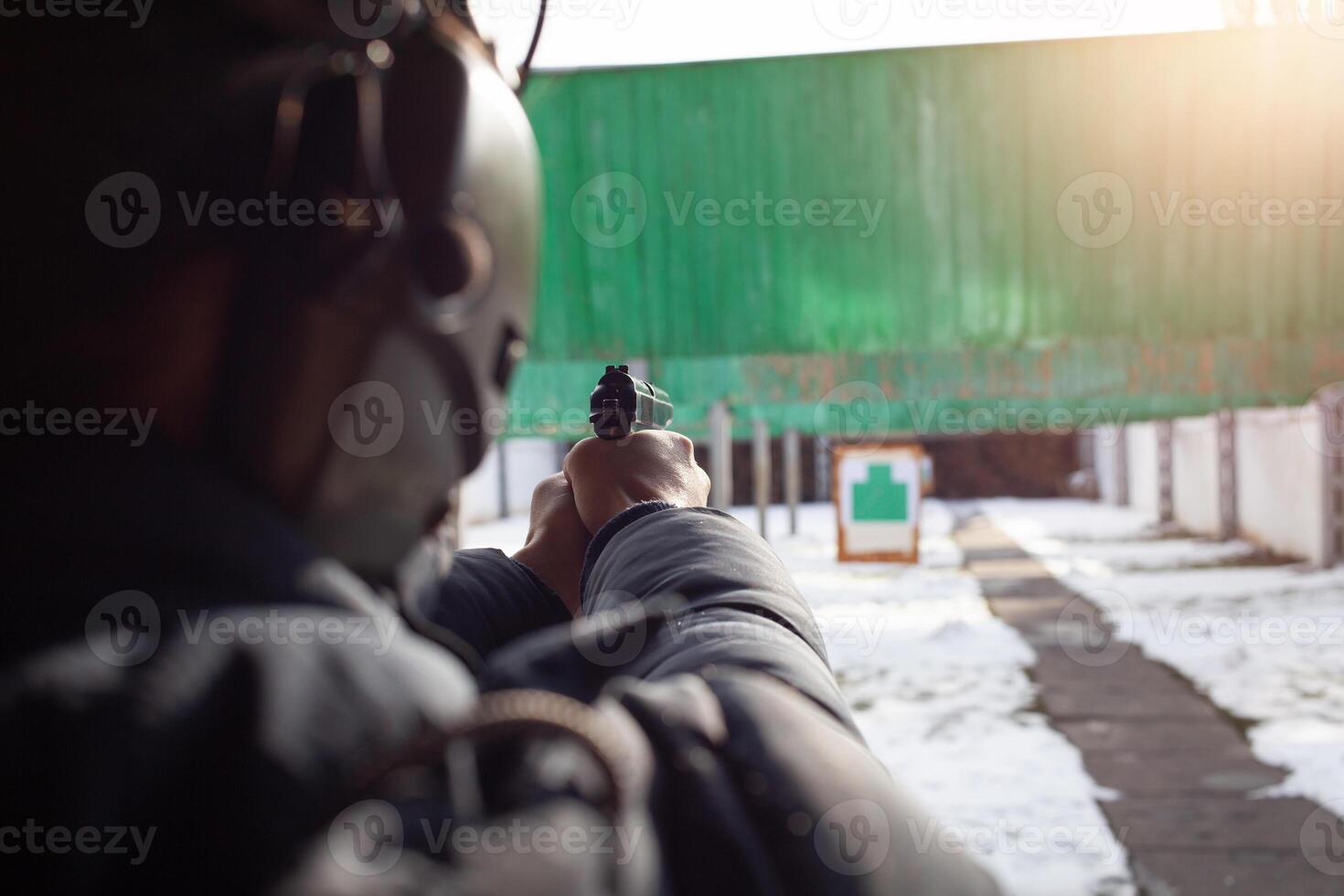 une homme est visée à le cible. pneu à l'extérieur le porte. l'hiver. des sports divertissement, armes à feu. photo