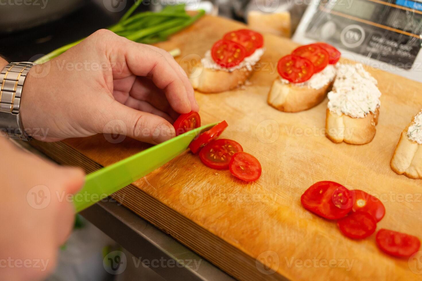 Bruschetta avec tomates, crême Philadelphia fromage, saucisse, aneth et olive huile. photo