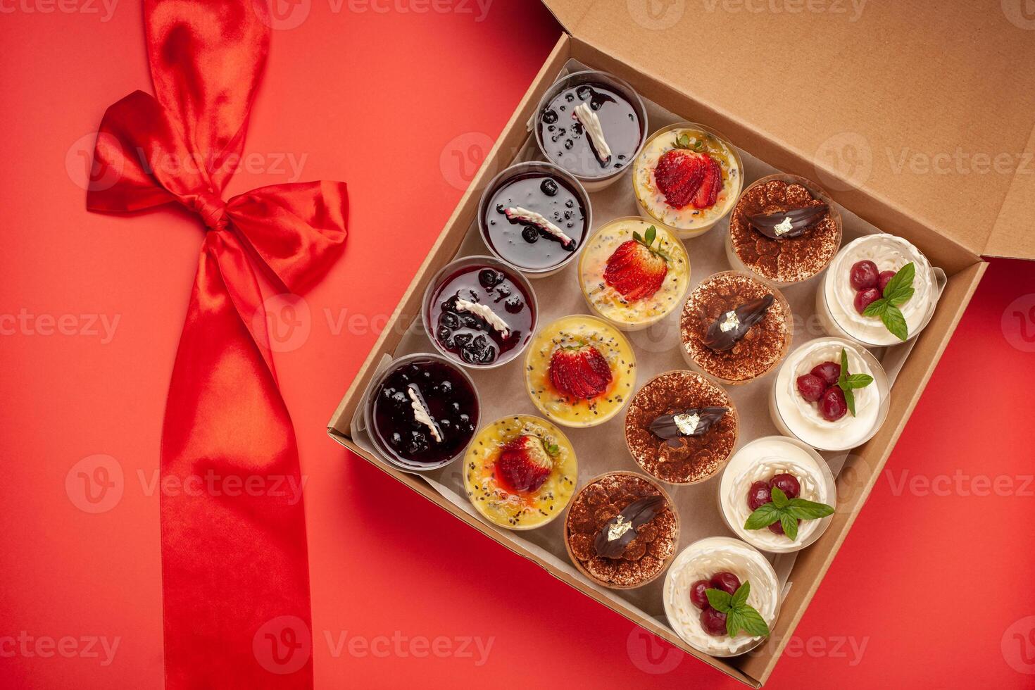 sucré dessert dans verre avec biscuit, baie fruit et fouetté crème. desserts comme une cadeau, une anniversaire promotion, une cadeau boîte dessiner. livraison de nourriture à le maison pour des soirées ou une dîner photo