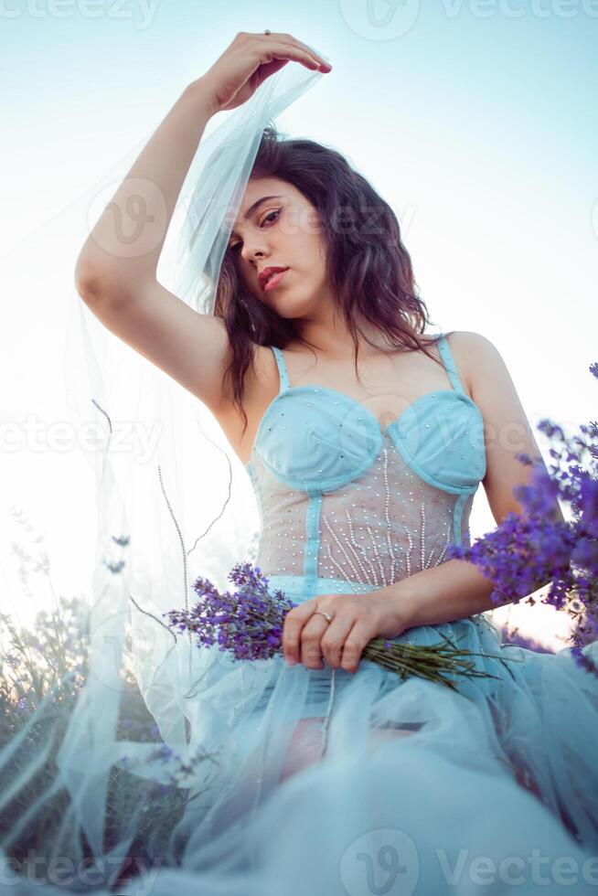 une magnifique Jeune fille contre le le coucher du soleil et une magnifique ciel photo