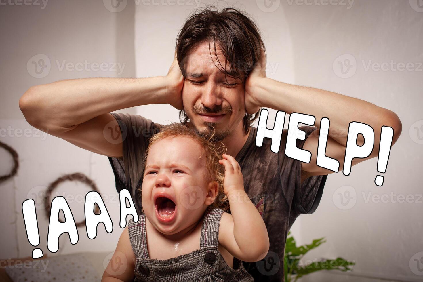 enfant est en hurlant, hystérique. fatigué papa ne fait pas vouloir à entendre bébé. parent est irrité, fatigué, veut à prendre une Pause de le sien fille. insupportable enfants hystérie. une inscription Aidez-moi photo