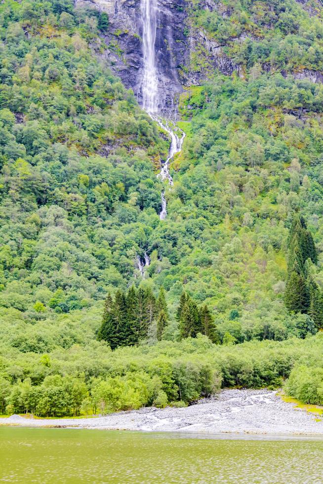 Cascade à aurlandsfjord aurland sognefjord en norvège. photo