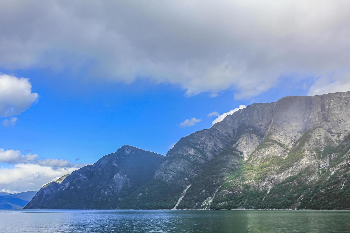 magnifique paysage norvégien de montagne et de fjord, aurlandsfjord sognefjord en norvège. photo
