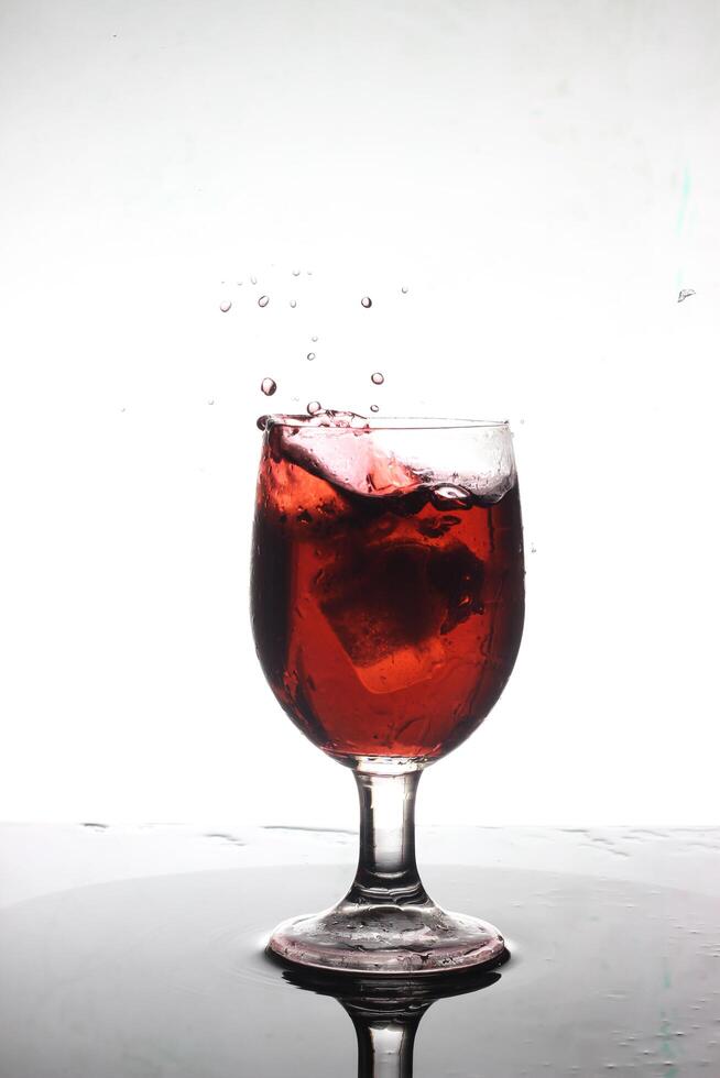 éclabousser cocktail dans une du vin verre photo