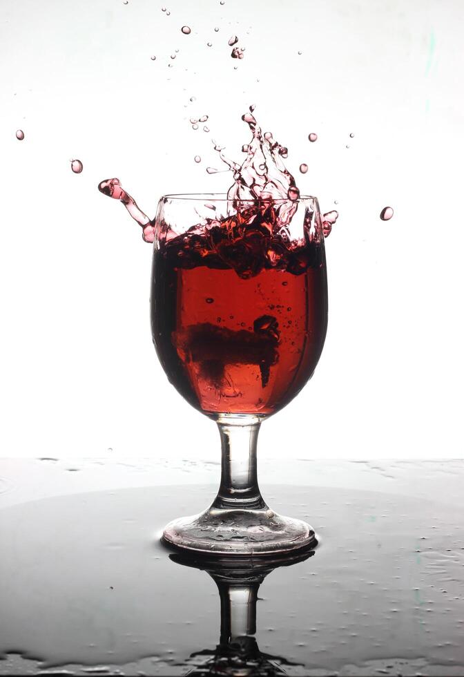 éclabousser cocktail dans une du vin verre photo