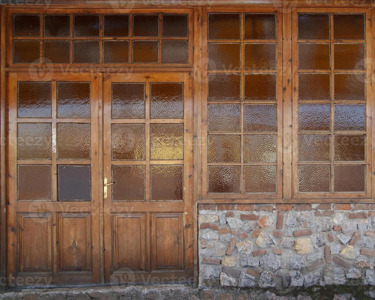 porte et fenêtre en bois photo