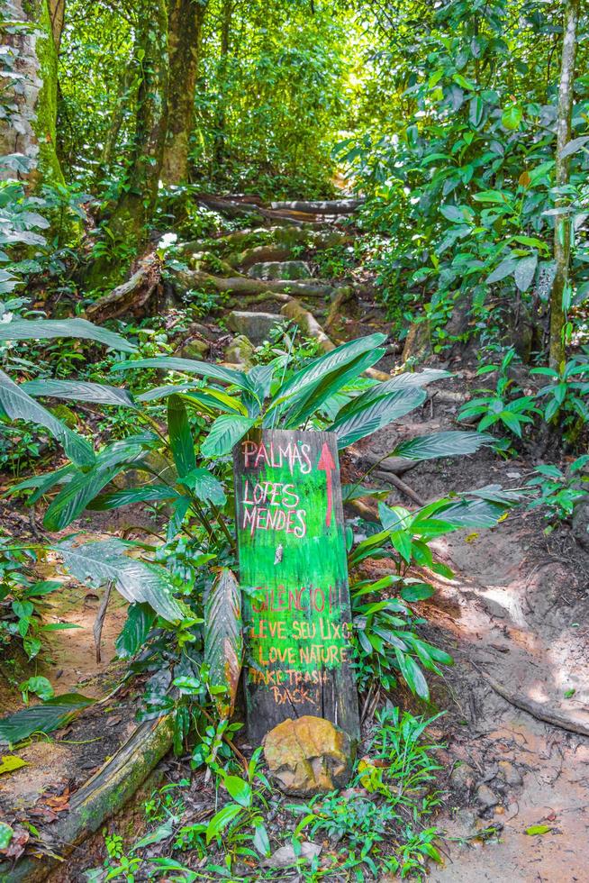 panneau de direction du sentier de randonnée vers les lopes mendes sur ilha grande. photo