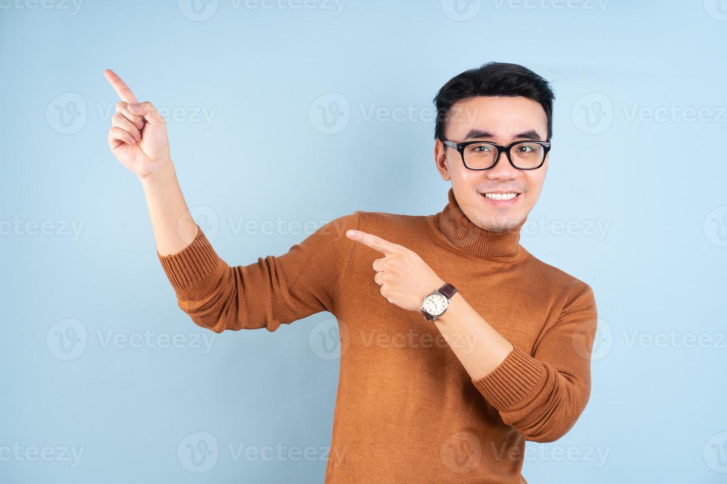 homme asiatique posant sur fond bleu photo