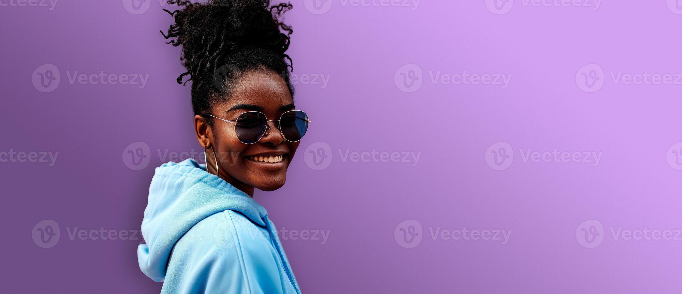 ai généré studio coup de Jeune foncé écorché femme portant des lunettes de soleil et souriant tandis que isolé plus de violet Contexte. entête avec vide espace pour texte, logo ou produit. photo