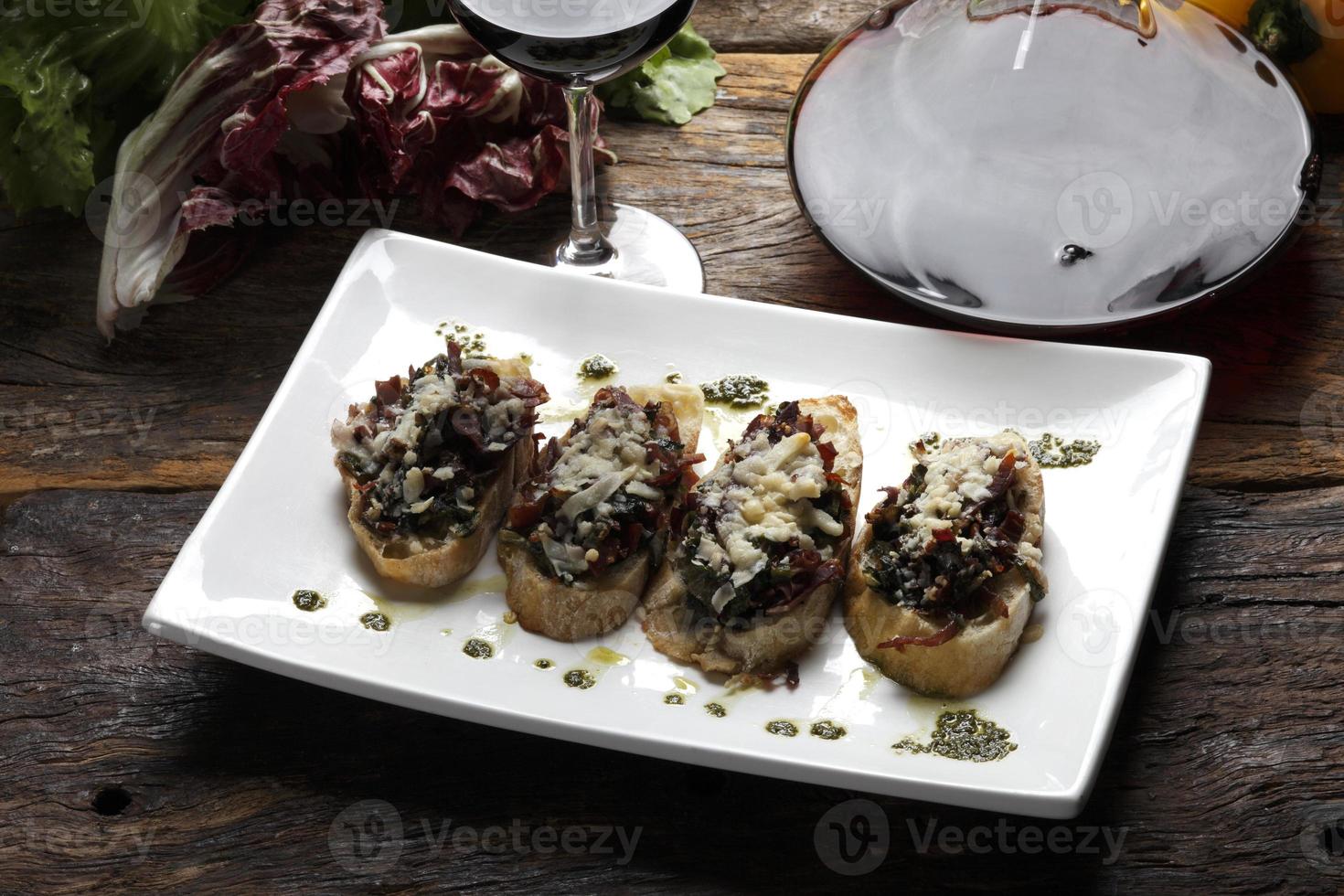 La bruschetta est un antipasti italien à base de pain grillé à l'huile d'olive. photo