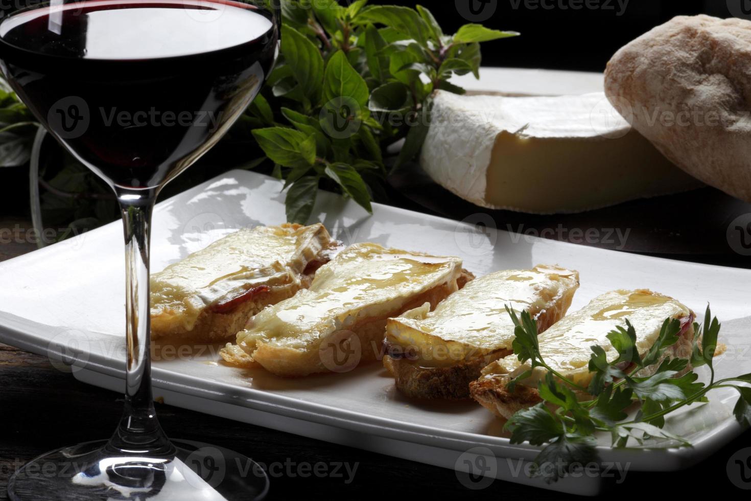 La bruschetta est un antipasti italien à base de pain grillé à l'huile d'olive. photo