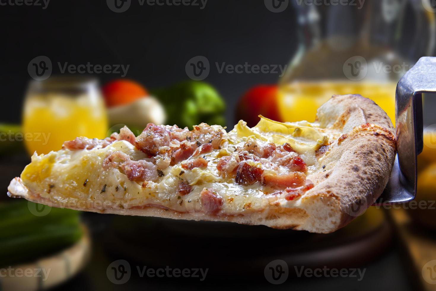 tranche de pizza mozzarella fondante photo