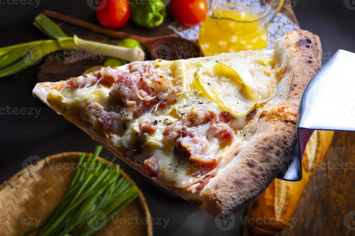 tranche de pizza mozzarella fondante photo