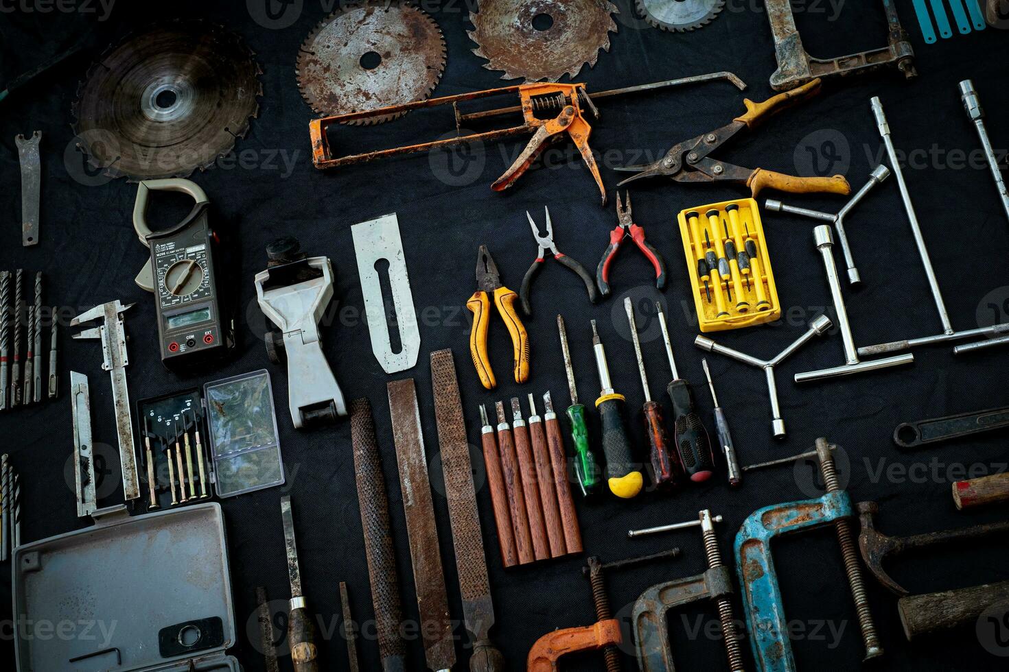 photo vue de dessus une énorme collection d'outils manuels et électriques de travail beaucoup pour le bois sur fond noir isolé