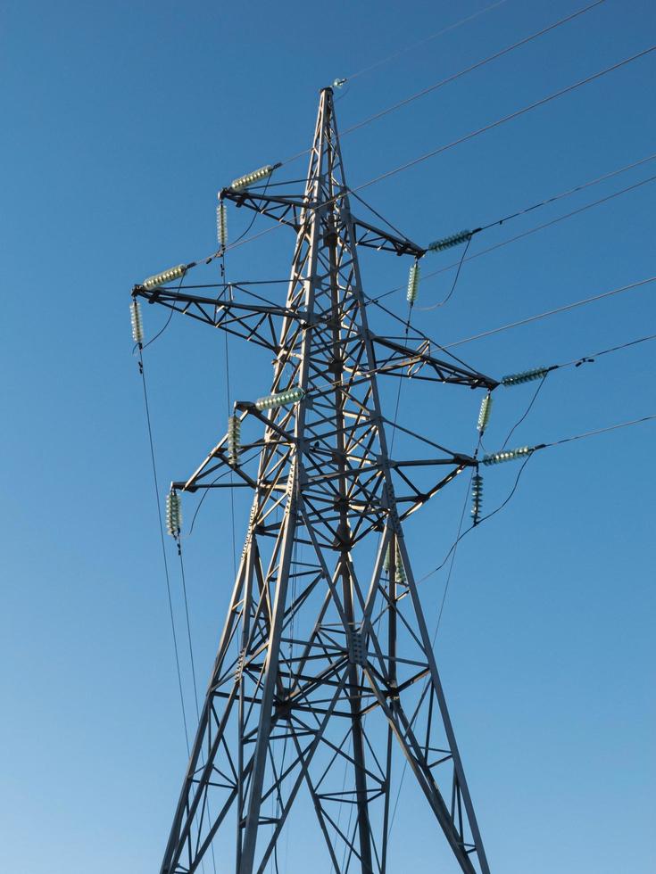 tour à haute tension avec fond de ciel bleu. photo