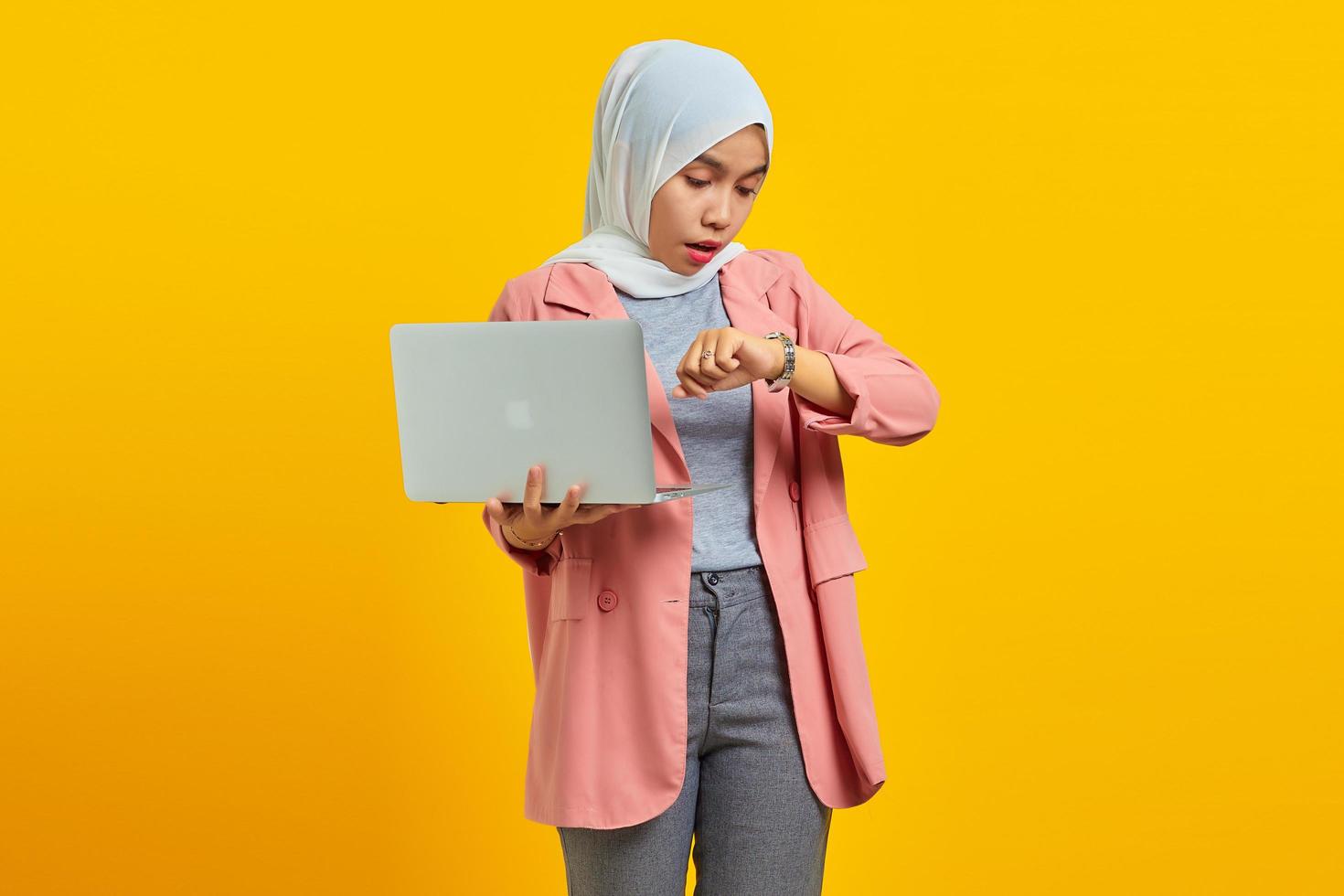 Portrait d'une jeune femme asiatique inquiète du stress de la date limite de travail sur fond jaune photo