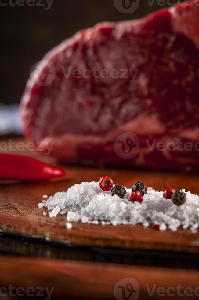 sel de parrilla et épices sur planche à découper en bois - gros plan. photo