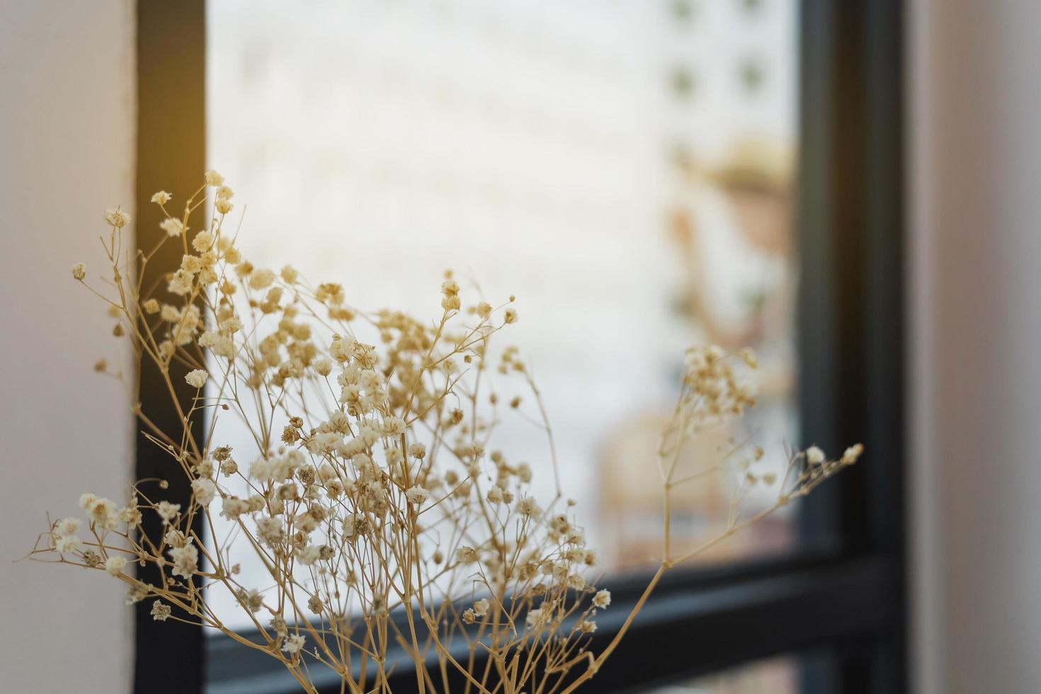 les fleurs séchées dans le vase sur la table sont utilisées pour décorer le café. photo