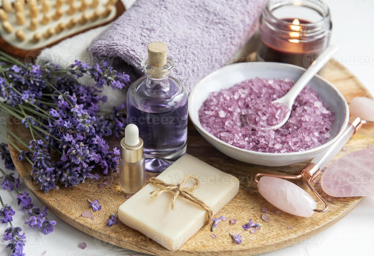 cosmétique aux herbes naturelles avec des fleurs de lavande photo