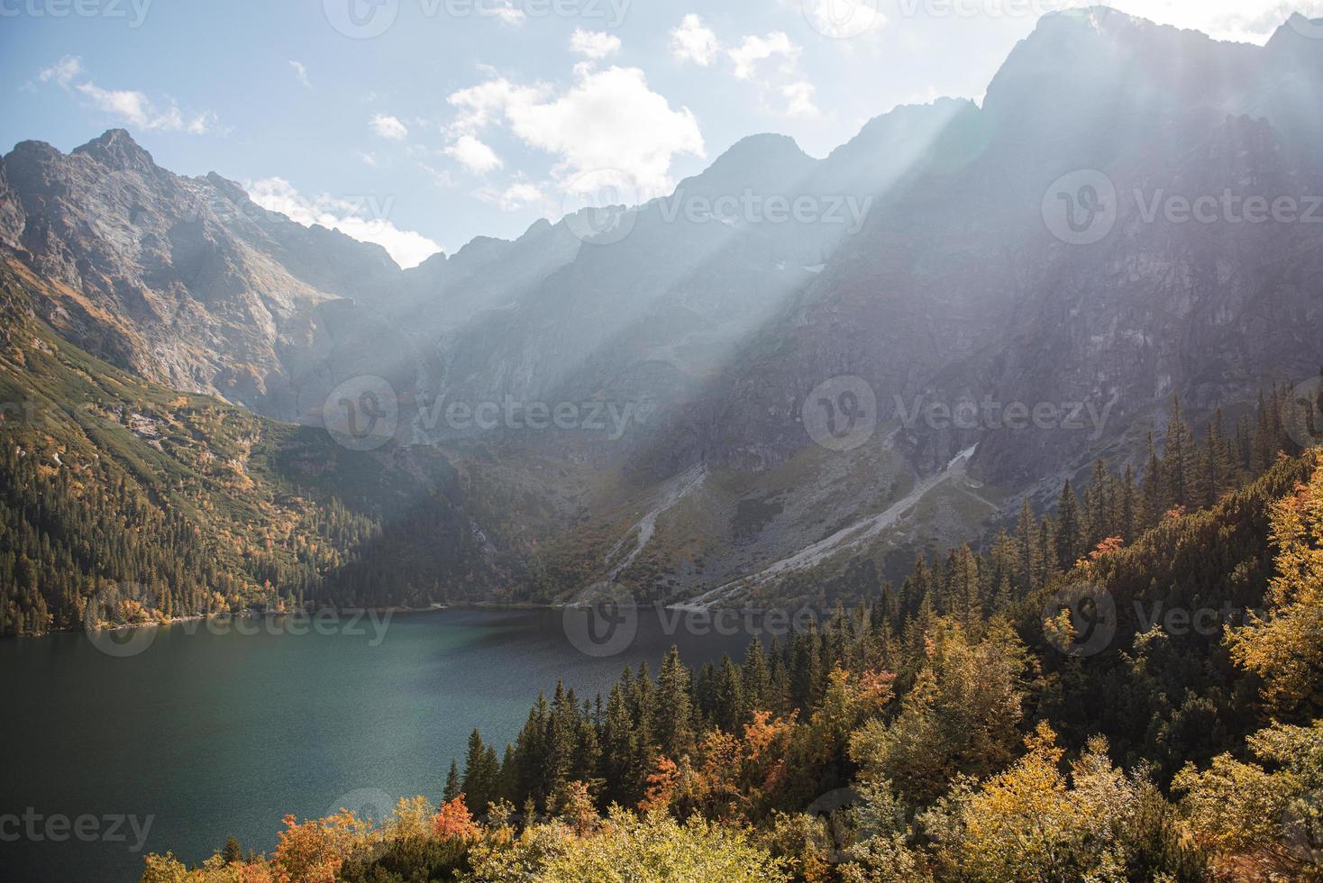 lac morskie oko dans les tatras en pologne. photo