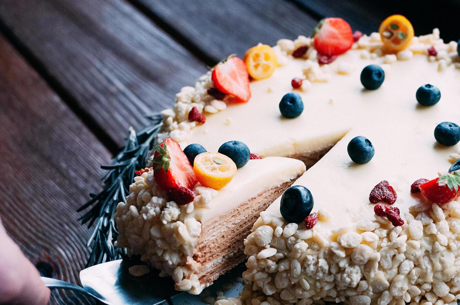 morceau de gâteau au chocolat blanc coupé avec des baies photo