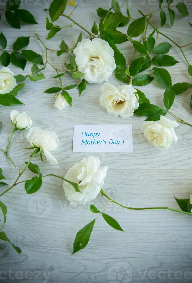 Contexte de beaucoup blanc des roses sur une lumière en bois photo